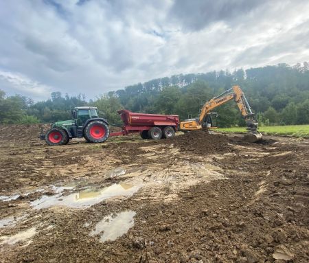 zu sehen ist ein Bagger bei den ersten Erarbeiten